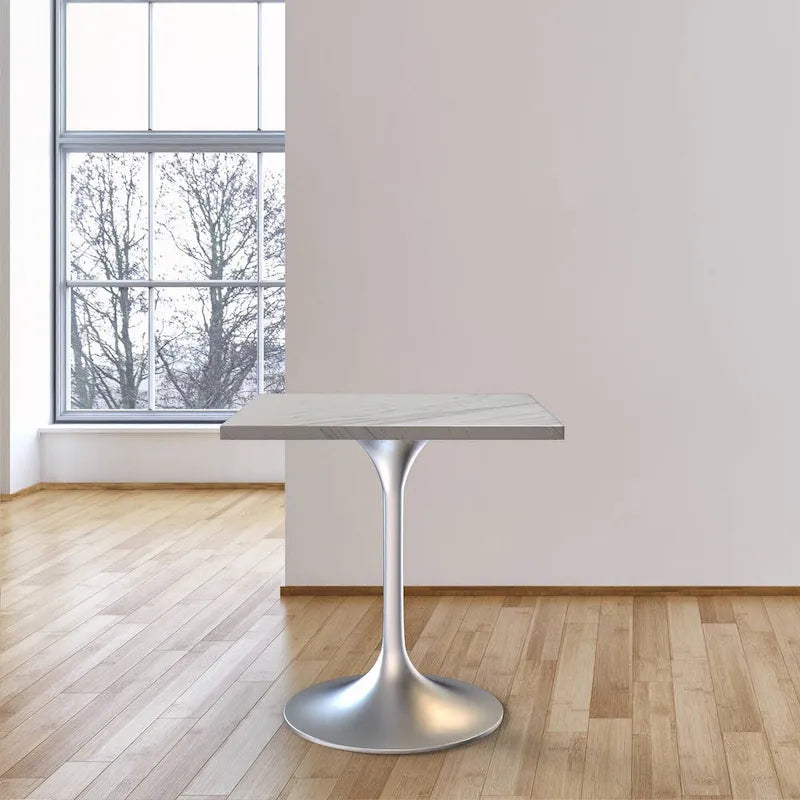 Table à manger carrée avec plateau en résine à motif marbre blanc.