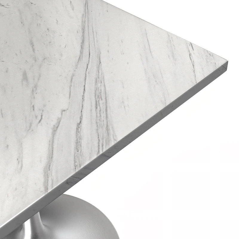 Table à manger carrée avec plateau en résine à motif marbre blanc.
